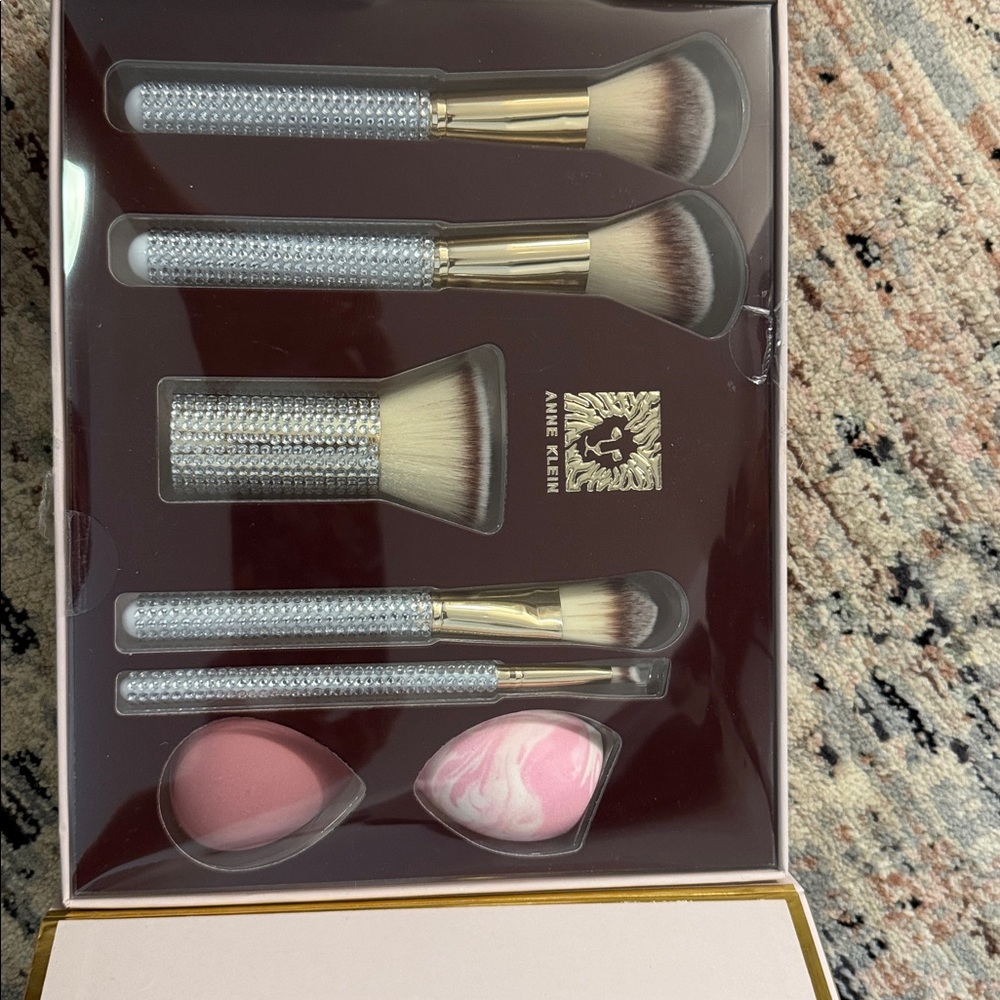 Anne Klein brush set - Picture 2 of 3